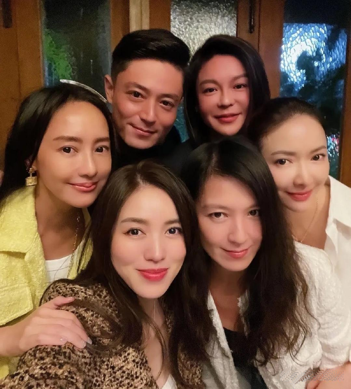 许久未在公开场合露面的霍建华,出现在了别人的合照里.