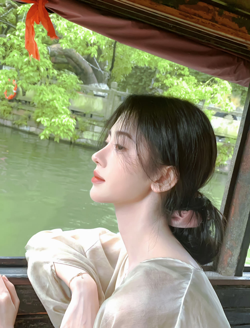 咦,大家觉得鞠婧祎这种发色好看吗?