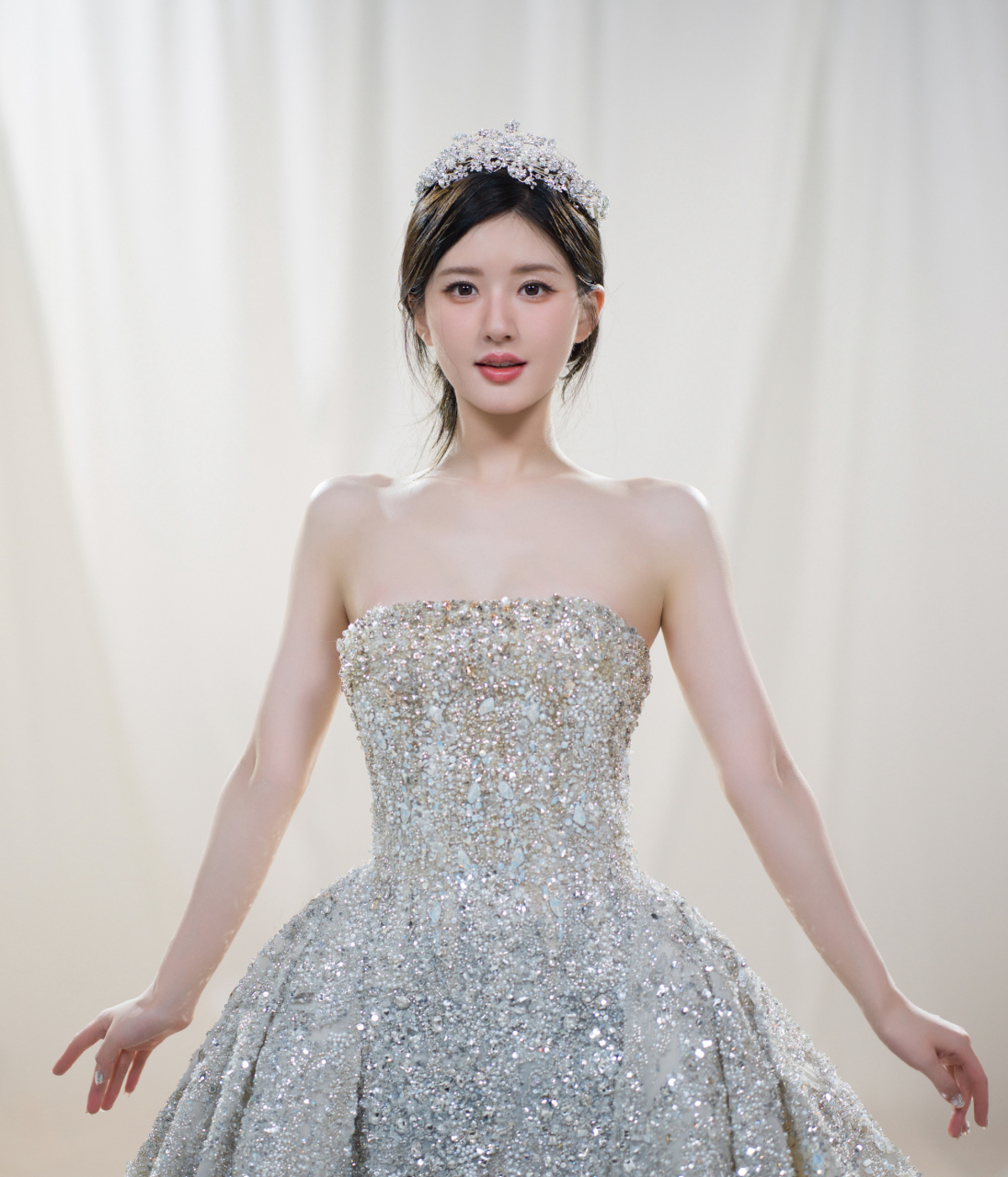赵露思生日大片:一袭星光纱裙,曼妙甜美