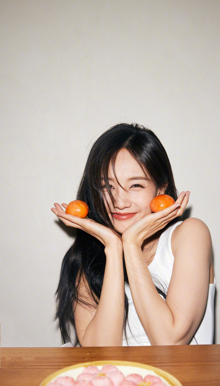 李一桐甜美私服写真壁纸:长发温柔,妆容素雅清新,白色背心随性简约.