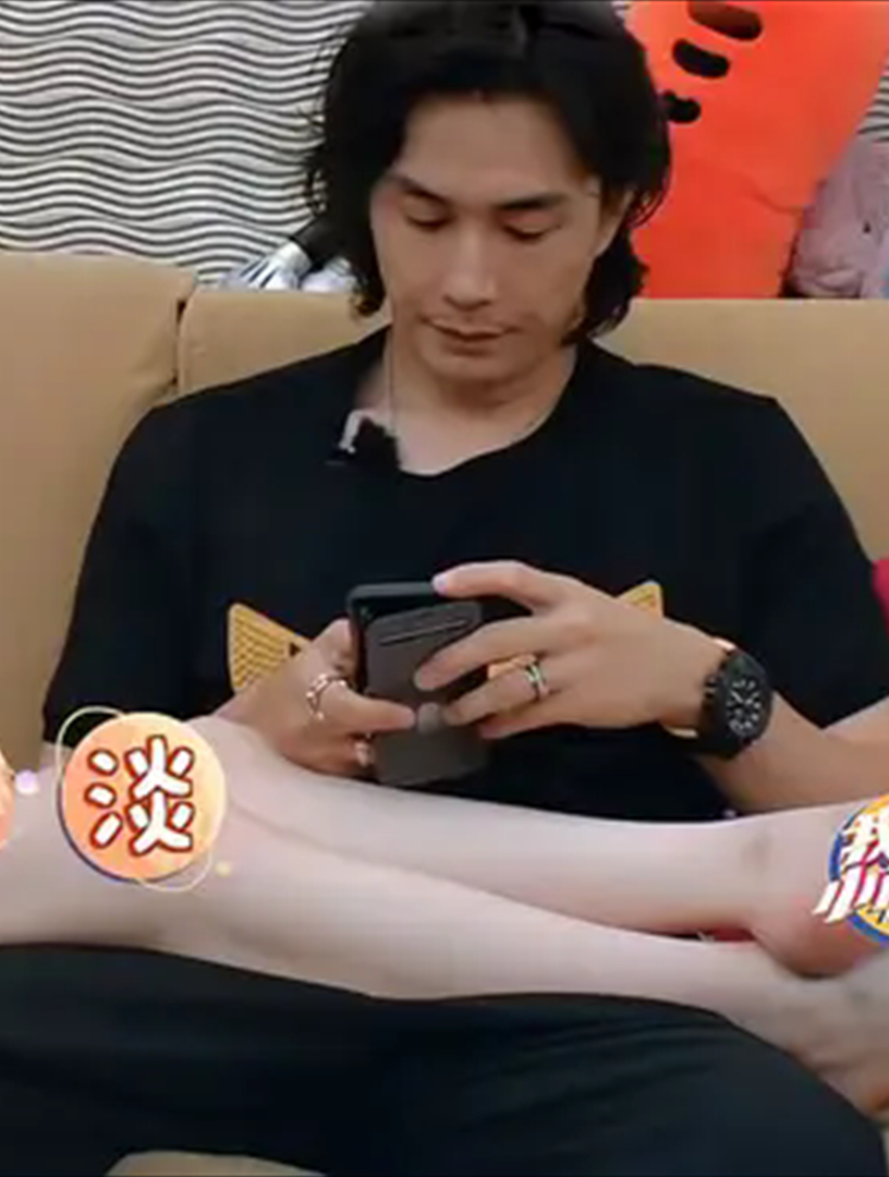 戚薇忘记有摄像头,一双大白腿搭李承铉身上,贼腻歪丨我家小两口