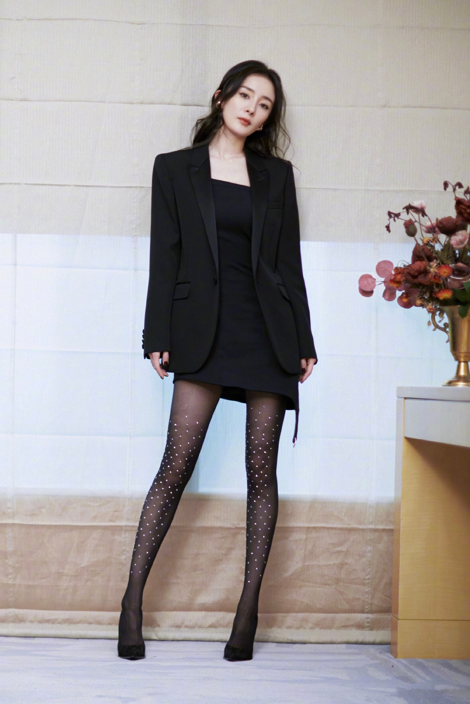 杨幂丝袜美腿写真精致细节中流淌着柔美与优雅柔美光影下演绎极致