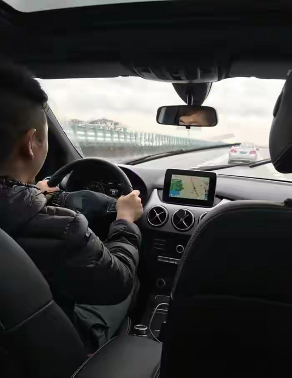 在河南商丘,一位男子为了节约回程成本,并避免长途驾