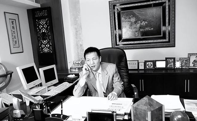 63岁上海首富周正毅现状曝光!出狱后生活潇洒,瘦死的骆驼比马大