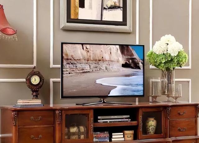 电视机应该挂墙上仍是放柜子上?幸亏装修师傅提醒,幸亏没做错