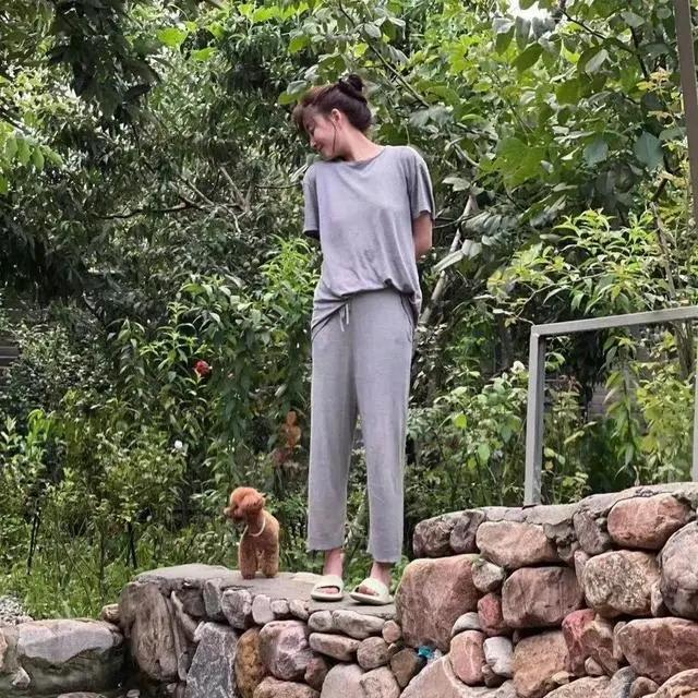 44岁殷桃的豪宅火了,屋里院内种满花草,网友:堪称"世外桃源"