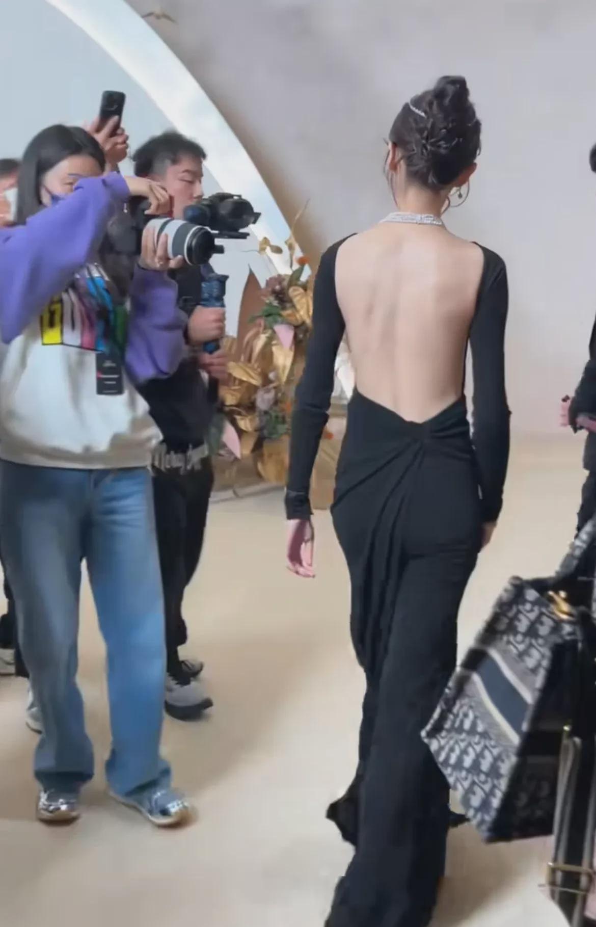 这是唐嫣第一次穿这么大胆的礼服吧大露少女背一点不输李李身上真是