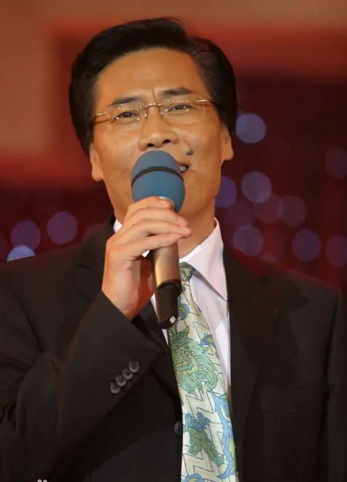 回顾知名相声演员笑林:结婚父母不来也幸福,59岁让妻子流泪