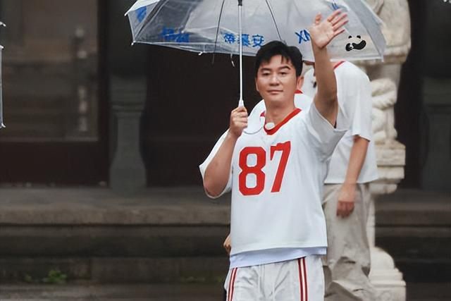 撕名牌的回忆杀,李晨找到十年前的感觉