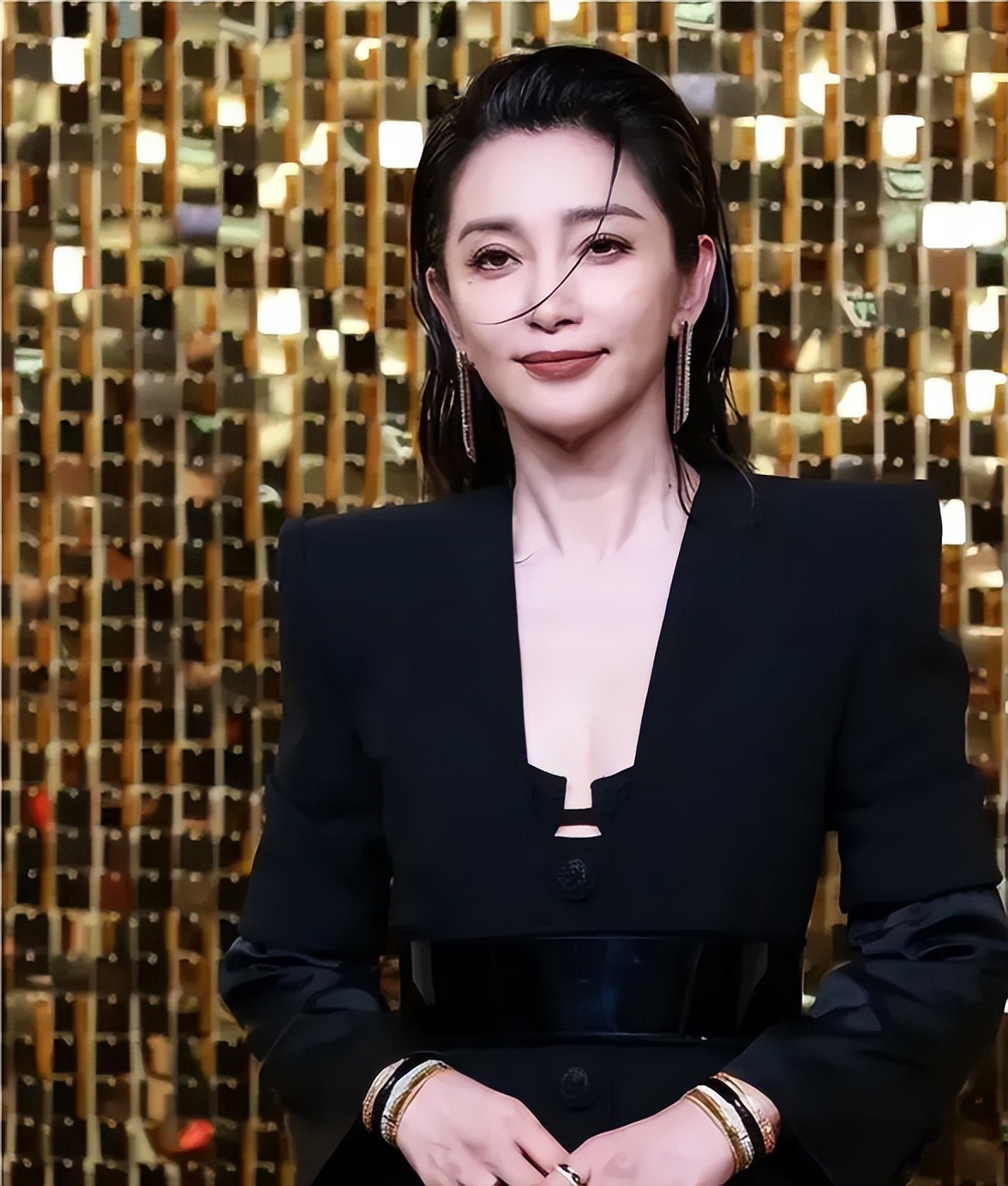 51岁李冰冰近照曝光,医美痕迹难掩岁月痕迹,网友直呼心疼!