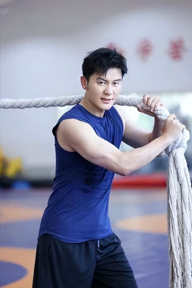 撕名牌的回忆杀,李晨找到十年前的感觉