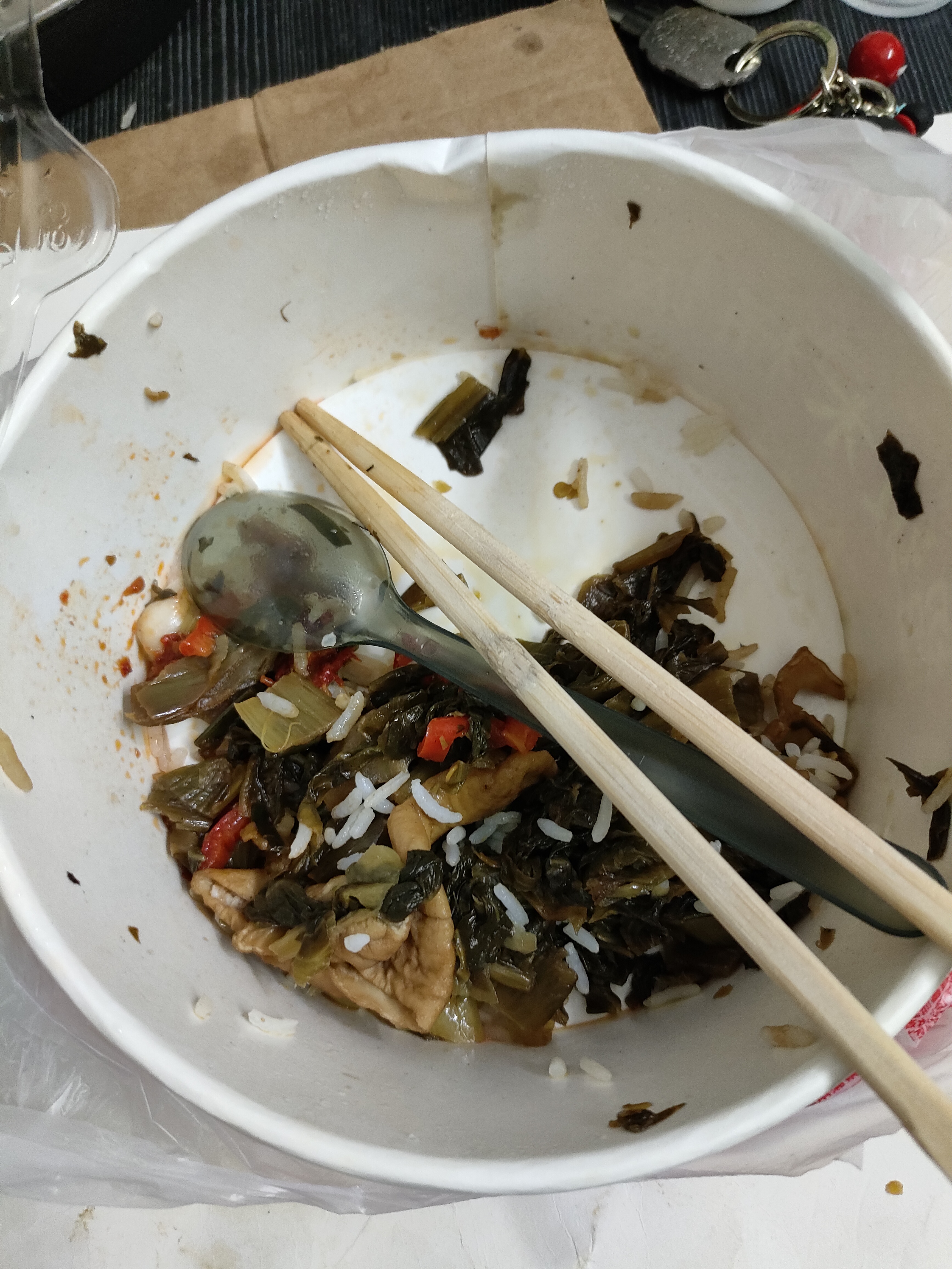 深圳17块钱点的外卖,中午吃剩的还有很多酸菜,晚上