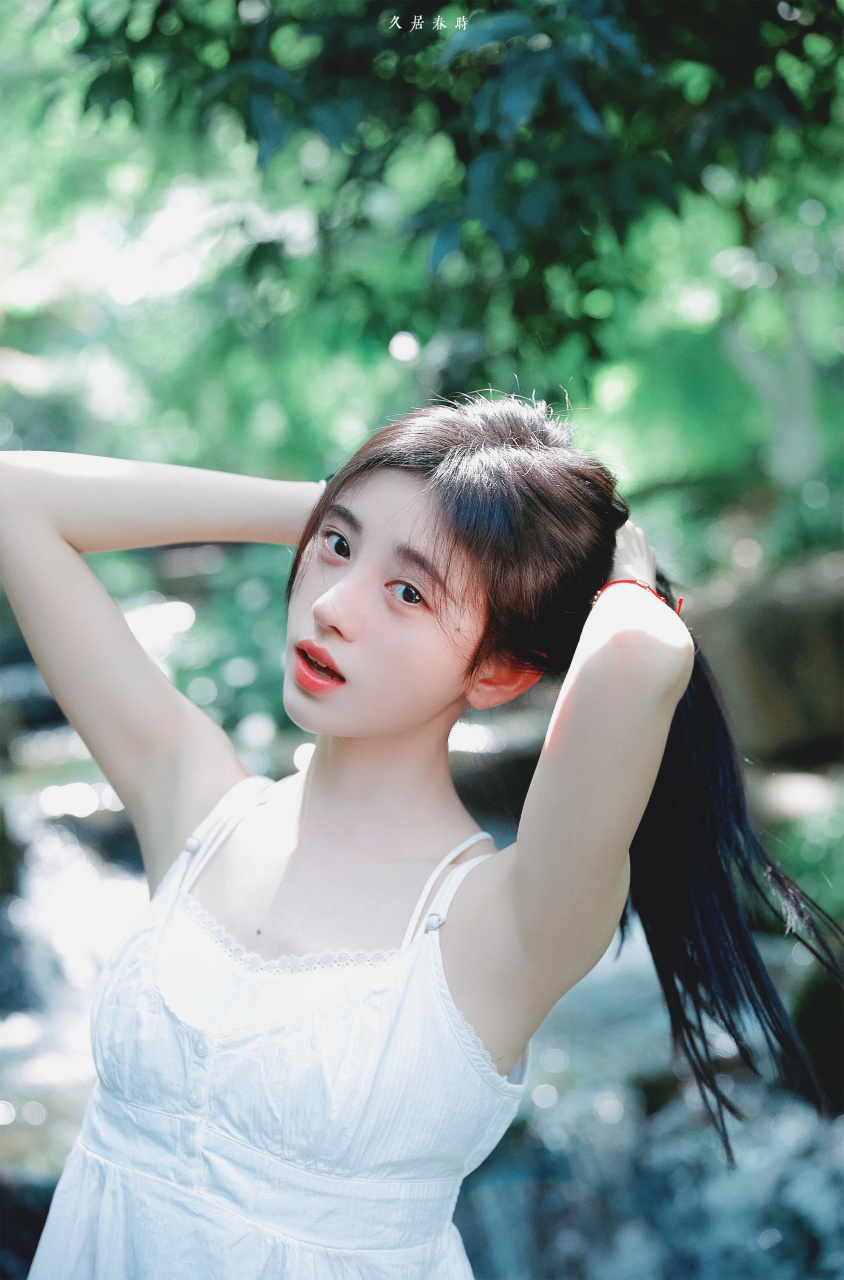 鞠婧祎身穿白色吊带连衣裙,穿出了"初恋女友风"