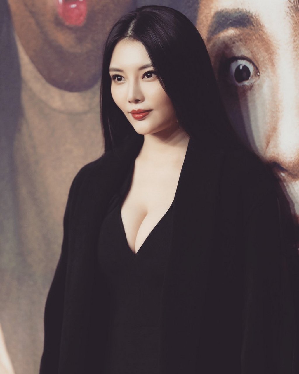 徐冬冬一袭黑衣出席首映礼长发低胸短裙显妩媚