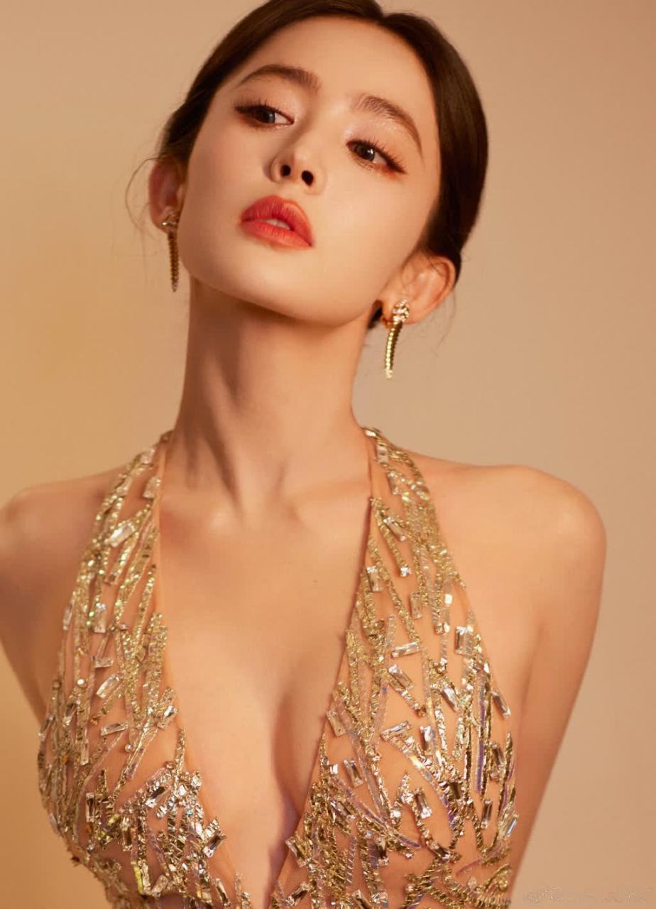 娜扎的胸部如同芳香的花朵,每一个细节都展示了她的美丽与诱人.