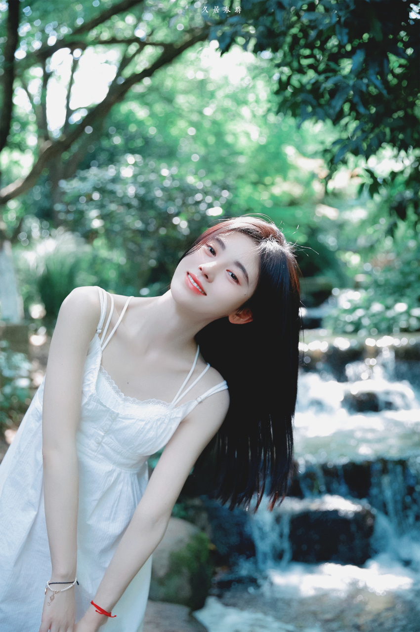 鞠婧祎身穿白色吊带连衣裙,穿出了"初恋女友风"