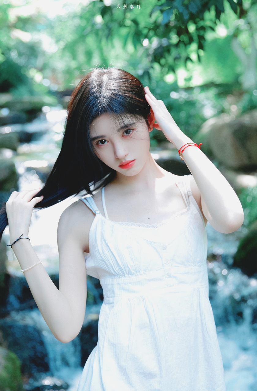 鞠婧祎身穿白色吊带连衣裙,穿出了"初恋女友风"