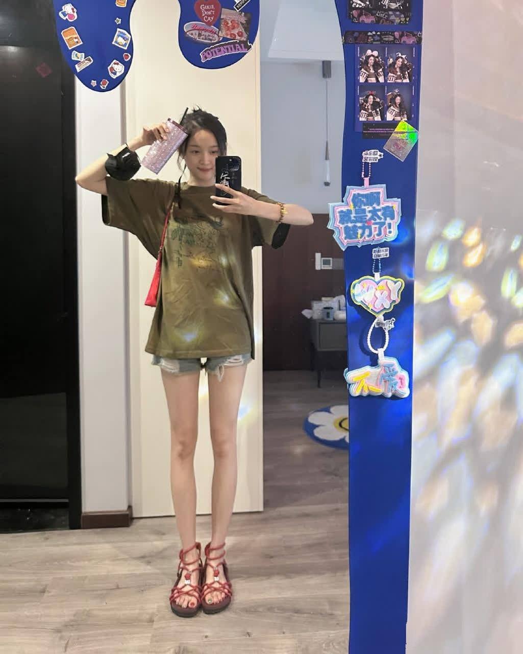 吴宣仪:光脚,黑色厚底拖鞋,黑色绑带凉鞋,白色拖鞋,红色绑带凉鞋