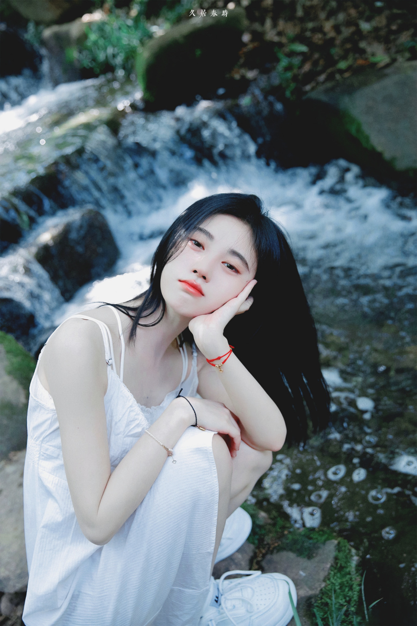 鞠婧祎身穿白色吊带连衣裙,穿出了"初恋女友风"