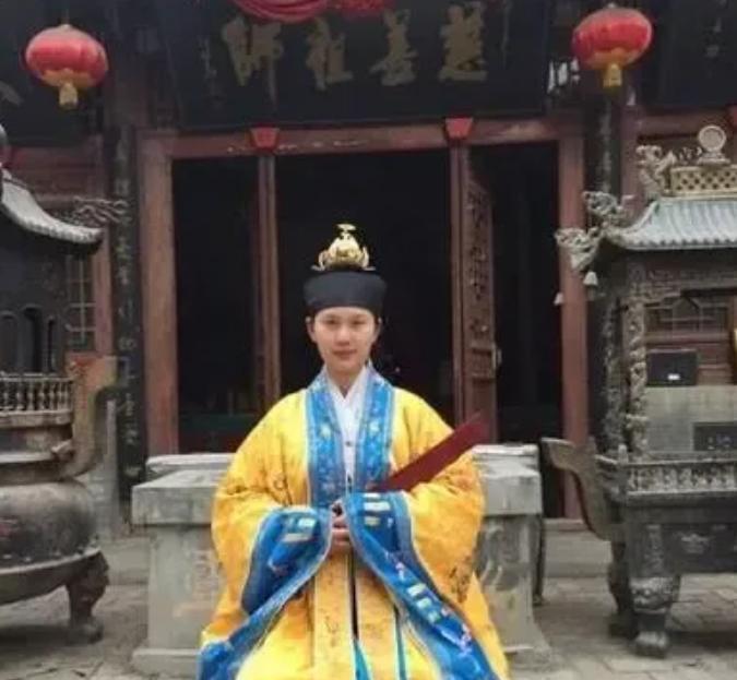 2009年,19岁女生游玩时,1位道姑当众拦住她,告诉她这辈子无缘婚姻,谁