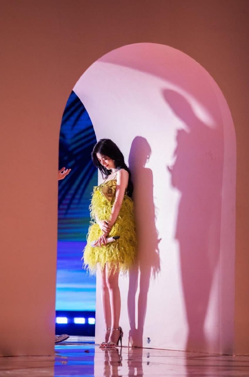 鞠婧祎的绿色短裙与高跟凉鞋造型,美足如同花瓣上的露珠,晶莹剔透