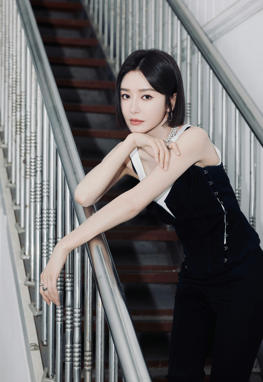 秦岚,黑色紧身裤搭配高跟鞋,齐肩短发更显好气质!