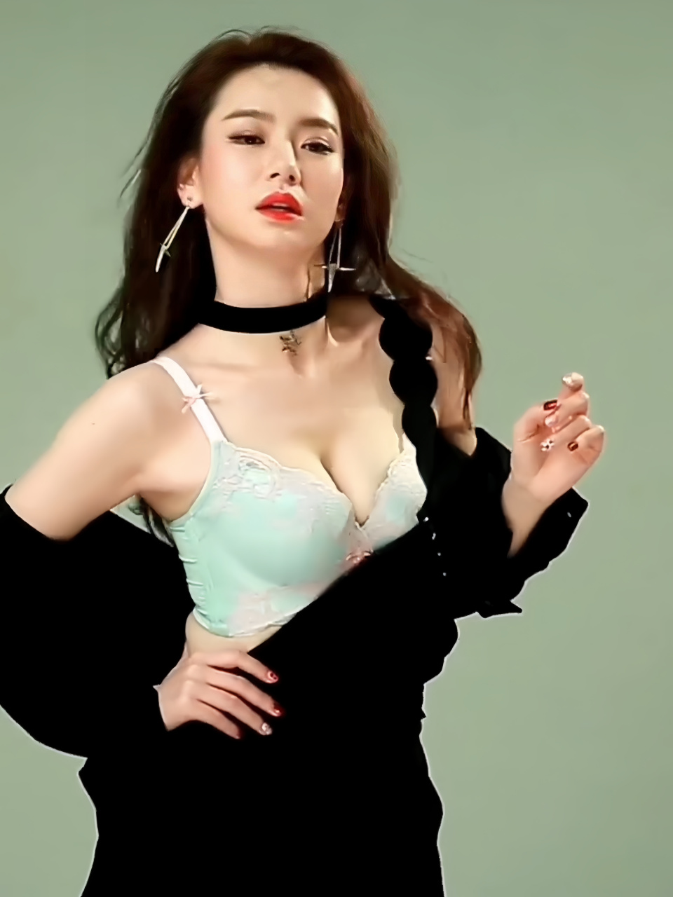 光影交错间,戚薇内衣大片绽放自信光芒,非凡魅力尽显