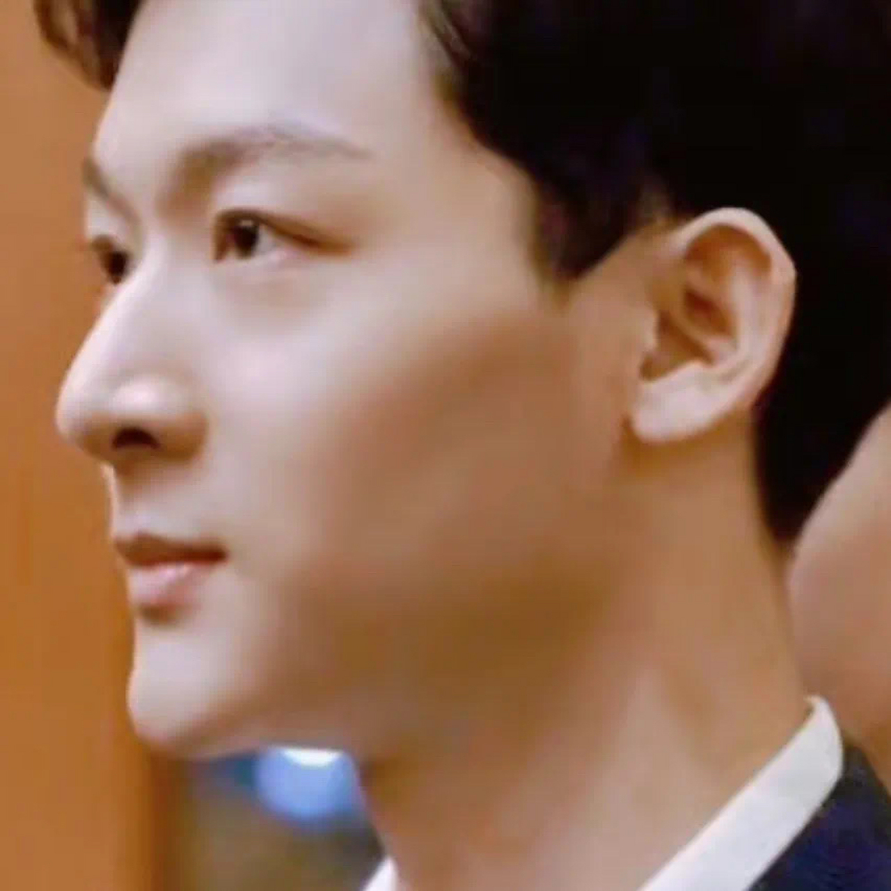 张晚意拍《觉醒年代》的时候就整了下巴,他打的玻尿酸,到现在玻尿酸