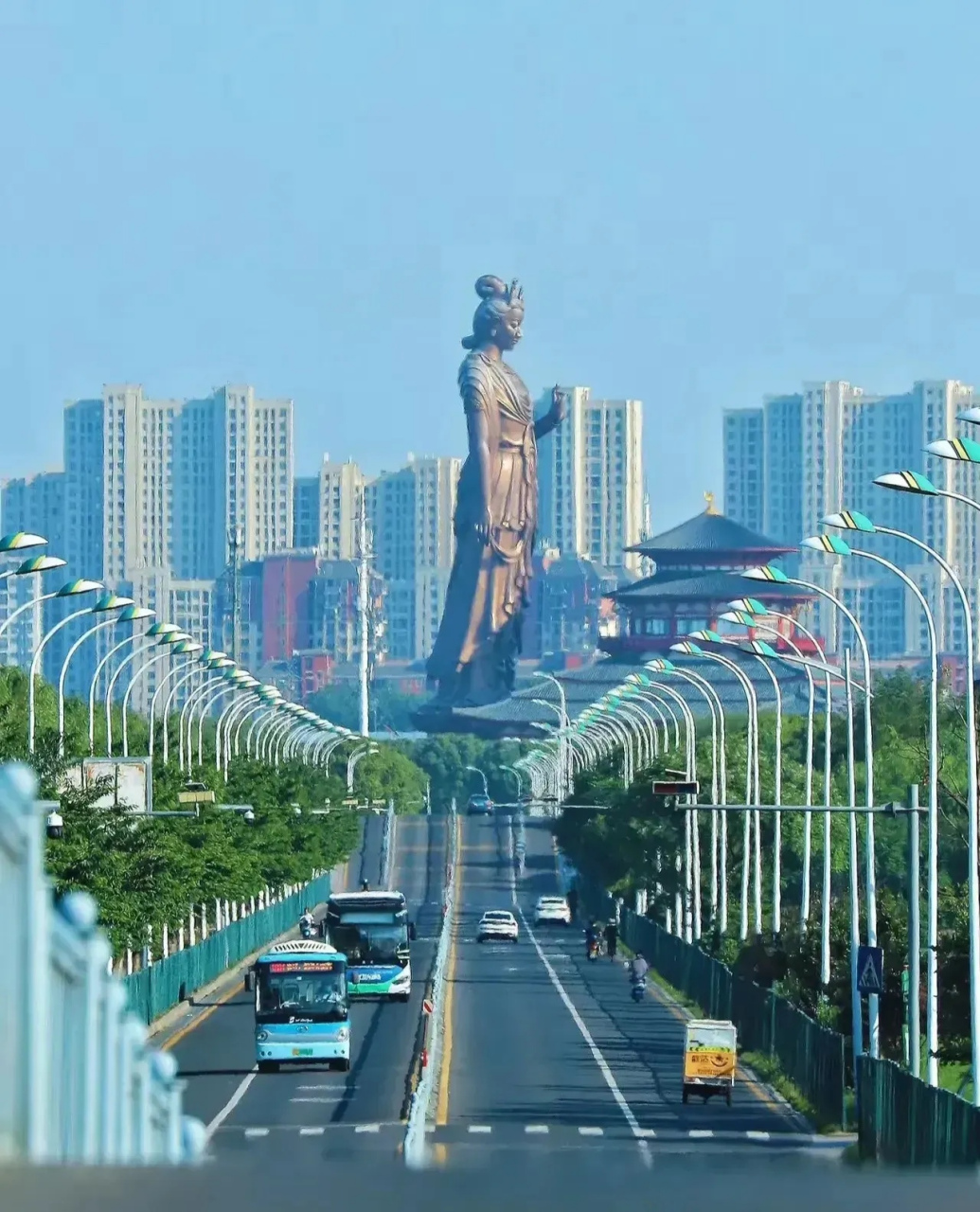 苏州阳澄湖畔的"武则天"雕塑,高大威猛,睥睨众生.