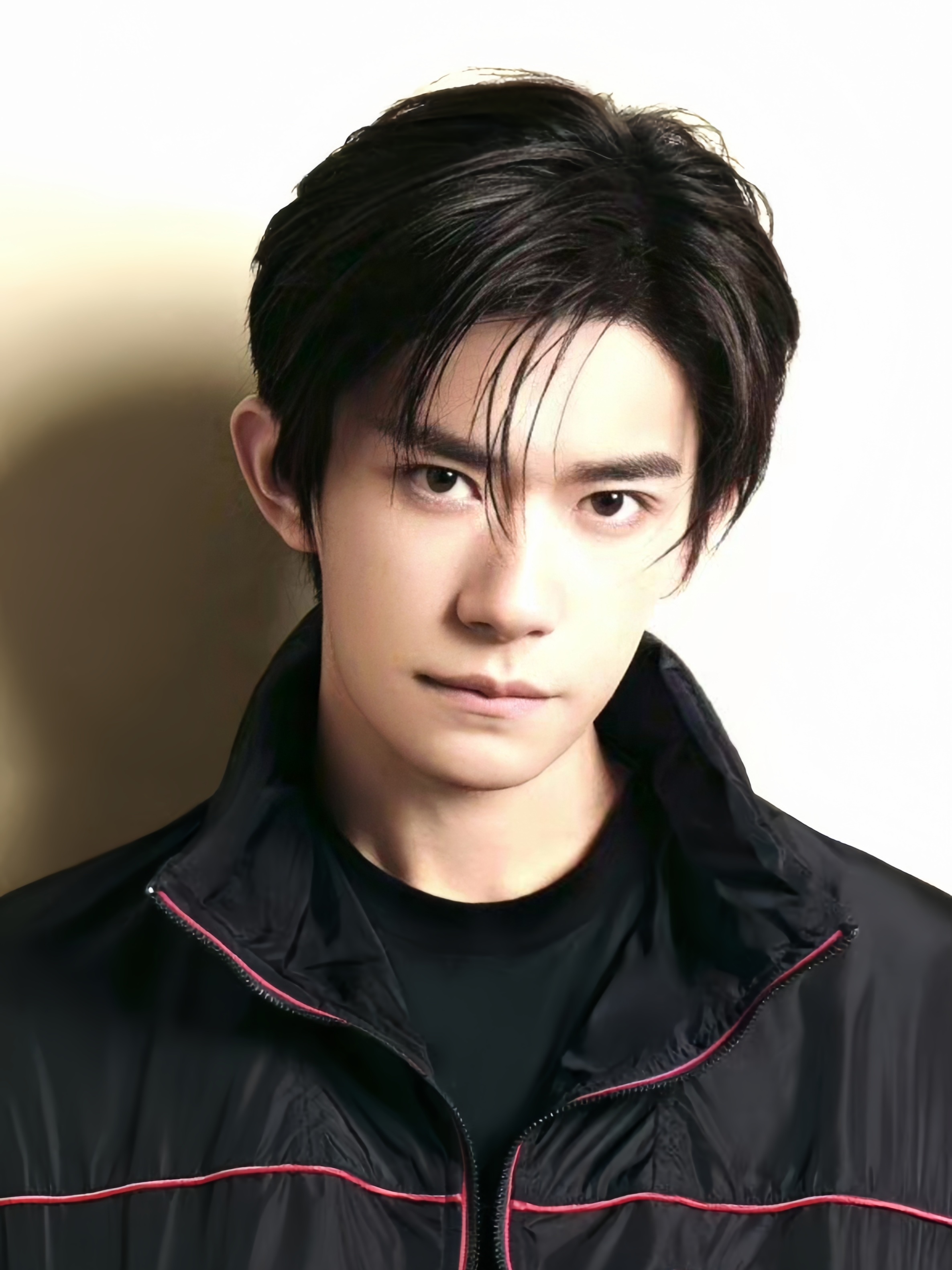 易烊千玺的眼神真的好神奇,感觉能透过镜头直接看穿我灵魂似的,想接近