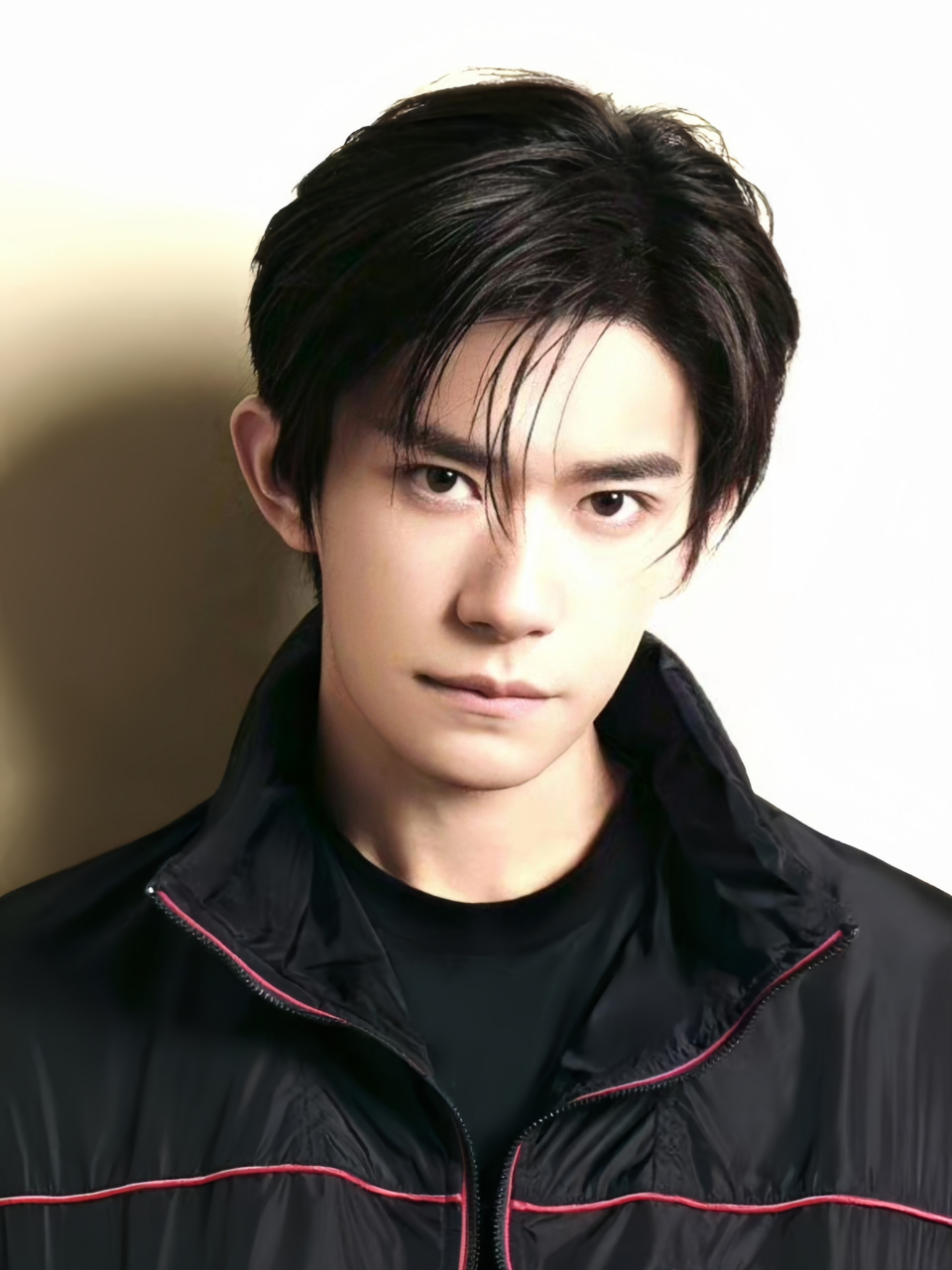 易烊千玺的眼神真的好神奇,感觉能透过镜头直接看穿我灵魂似的,想接近