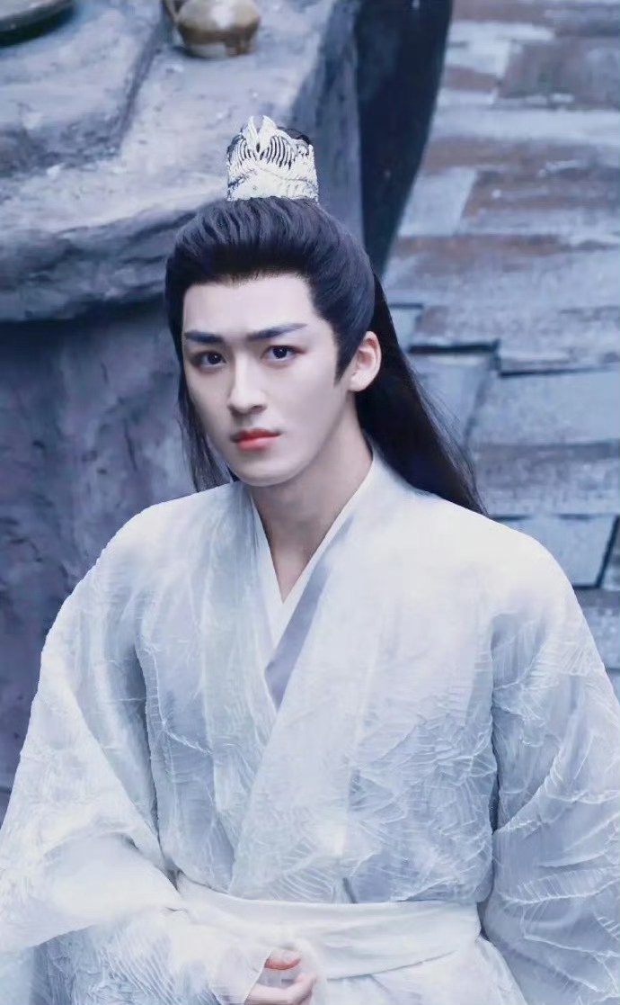 何洛洛《定风波》最新路透图,清冷贵公子的气质确实很突出,他这状态算