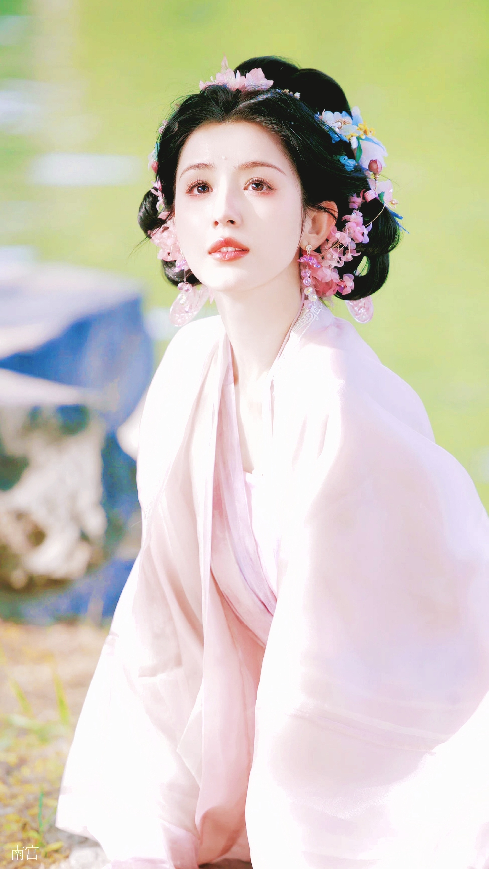 哈妮克孜的古装造型好美啊,给人一种花仙子降临凡间的既视感呐～#哈妮