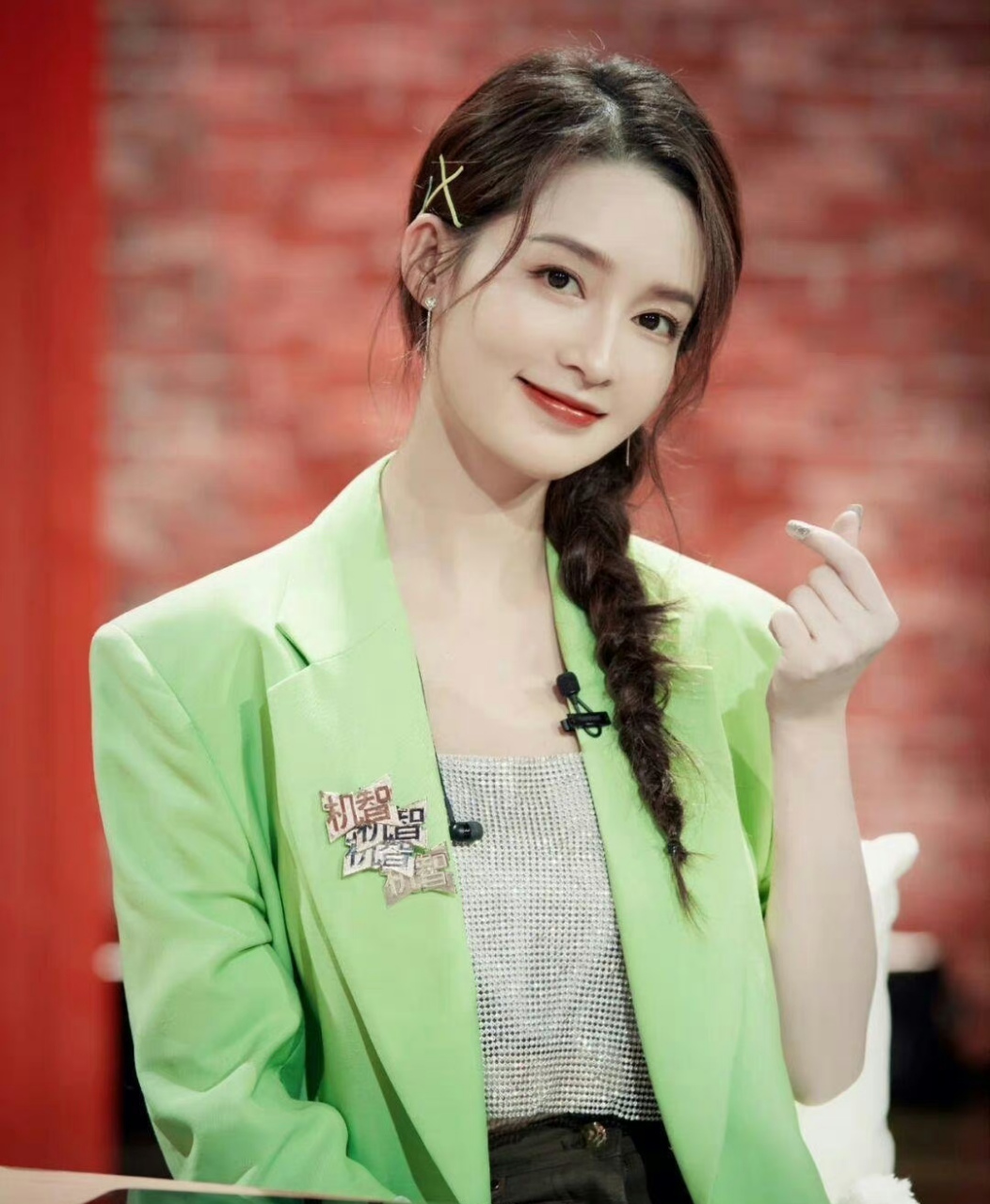 李沁,浅绿色西服,可爱性感,笑起来真迷人!