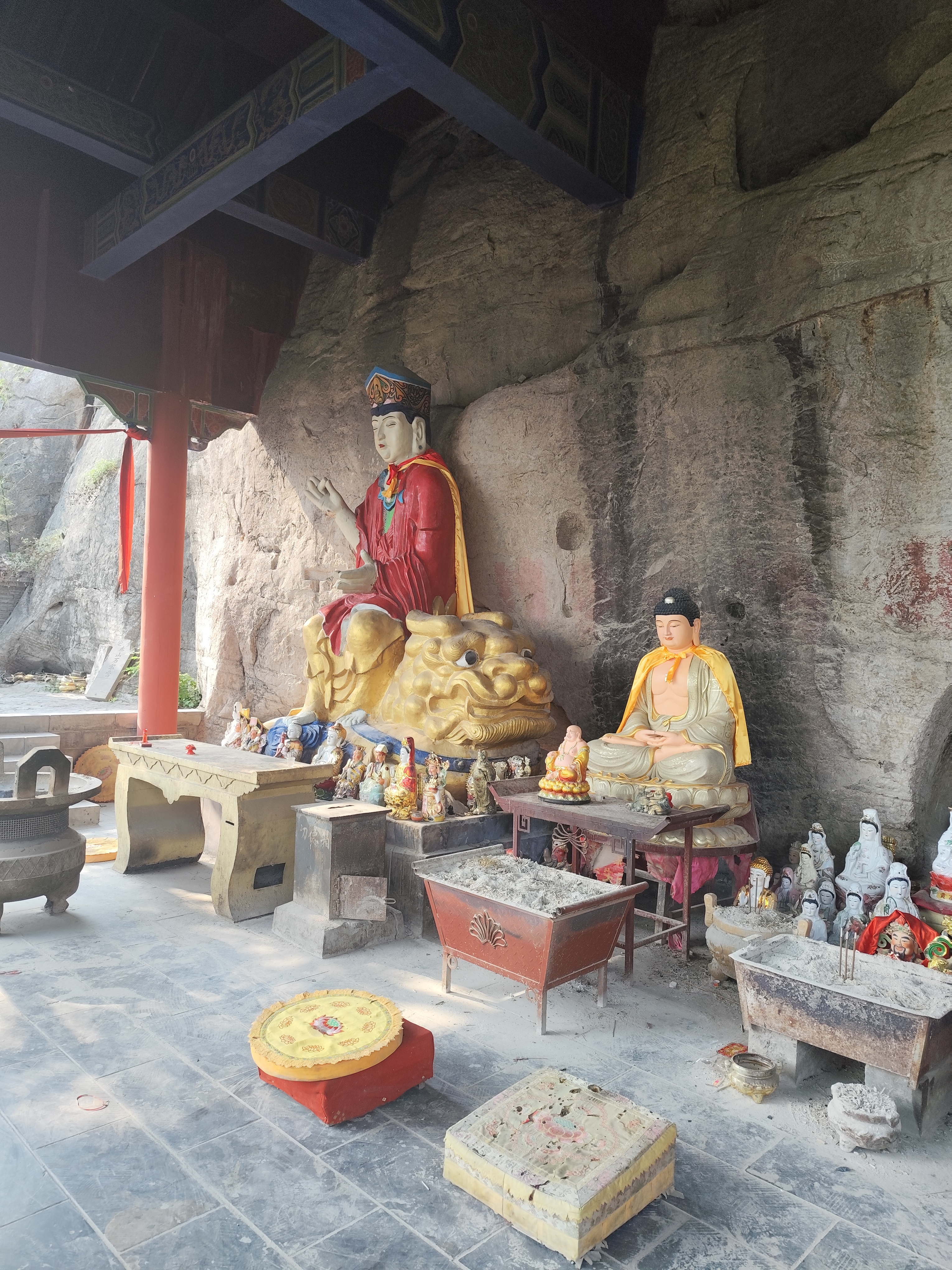 山东枣庄峄城仙人洞风景区 位于峄城区青石山上,是一