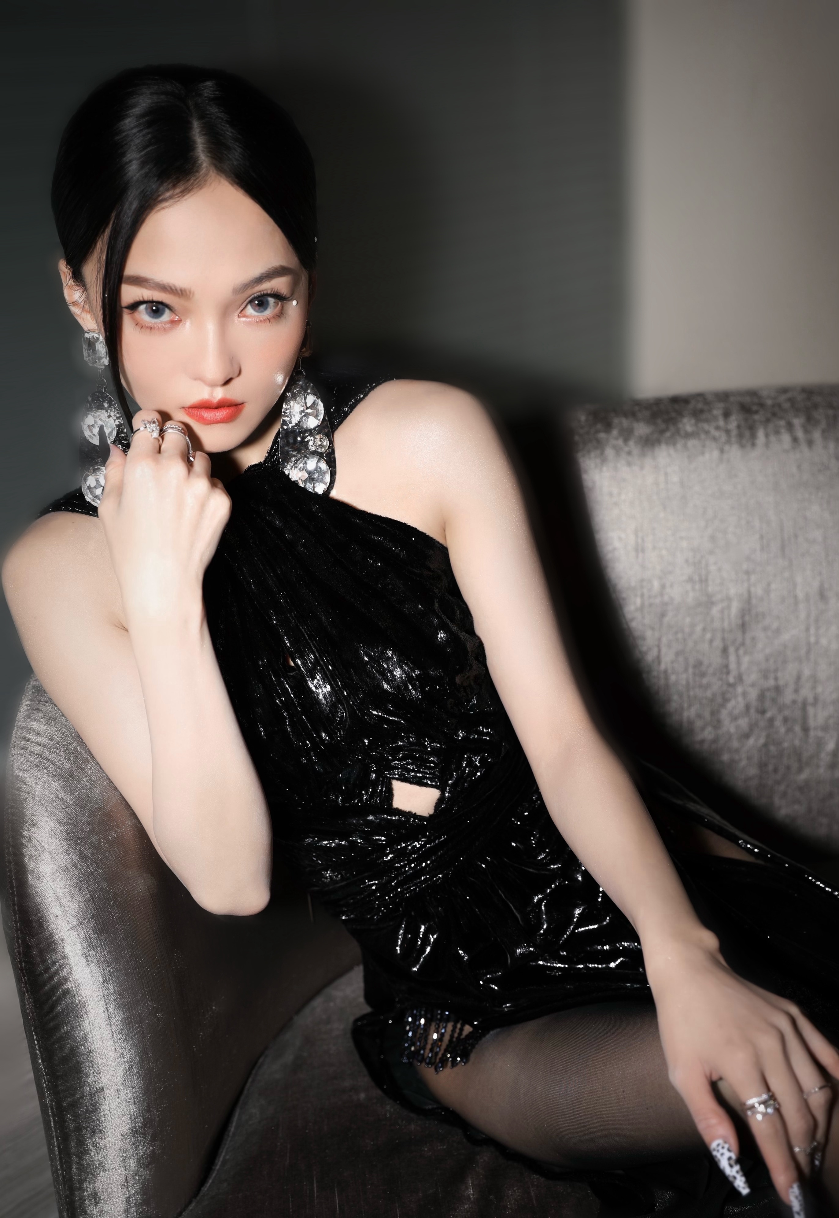 张韶涵,黑色无袖高开叉长裙搭配黑丝袜,性感至极!