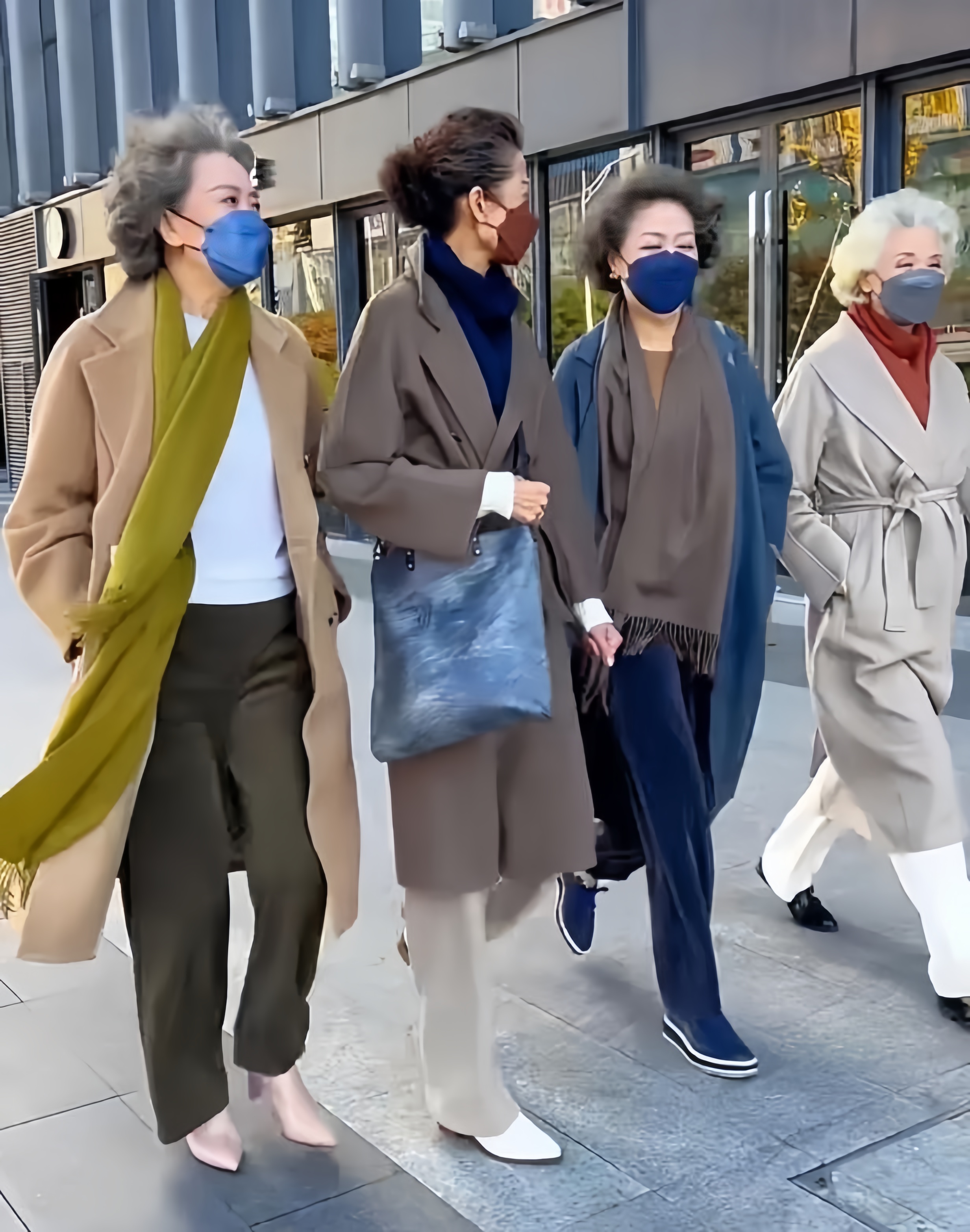 农村有个新发现,农村女性老了以后都是这种打扮,佝腰驼背,花衣服,弯腿