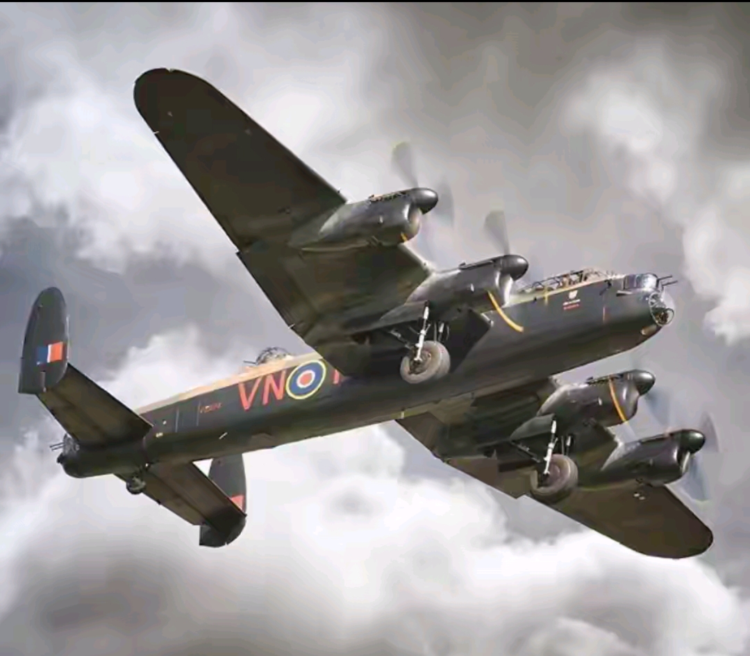 一时间,弹幕和探照灯组成了密集的火兰开斯特轰炸机二战英国轰炸机