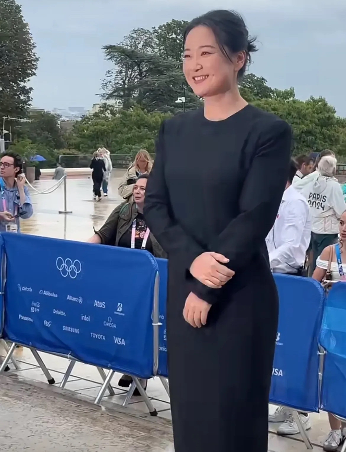 巴黎铁塔下的贾玲,身穿紧身连衣裙,身材尽显 遇到粉丝打招呼,贾玲