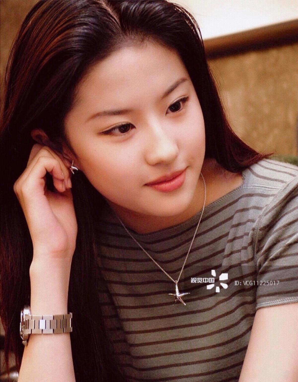 刘亦菲应该娱乐圈里面, 男生喜欢也多,女生喜欢也多的一个女演员 而且