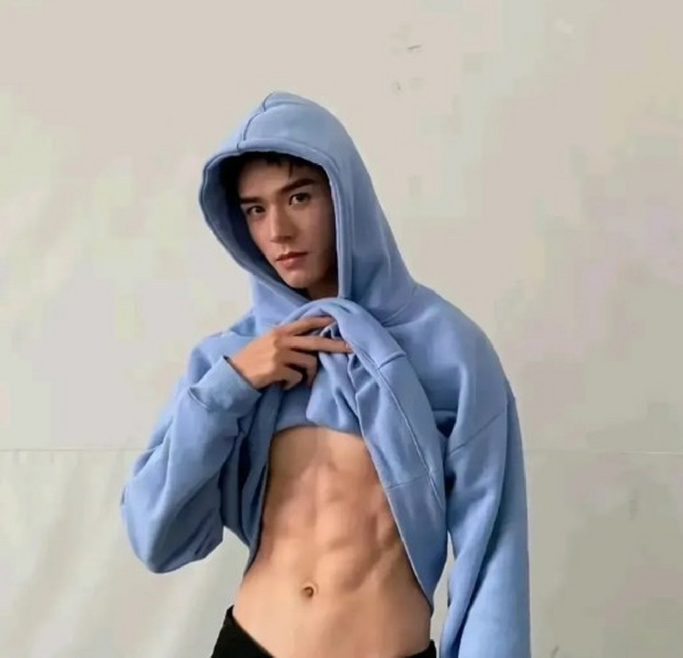 张新成,龚俊,刘学义虽然都有挺拔的身高,帅气的五官,都有八块腹肌,但