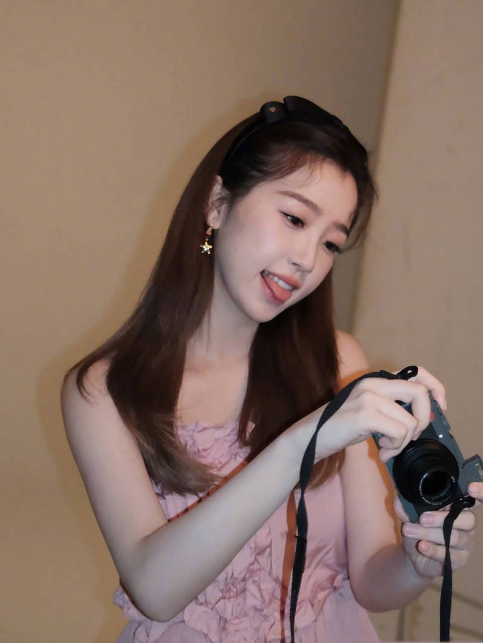 虞书欣对着镜头卖萌飞吻 网友: 萌萌哒, 真的好可爱啊!