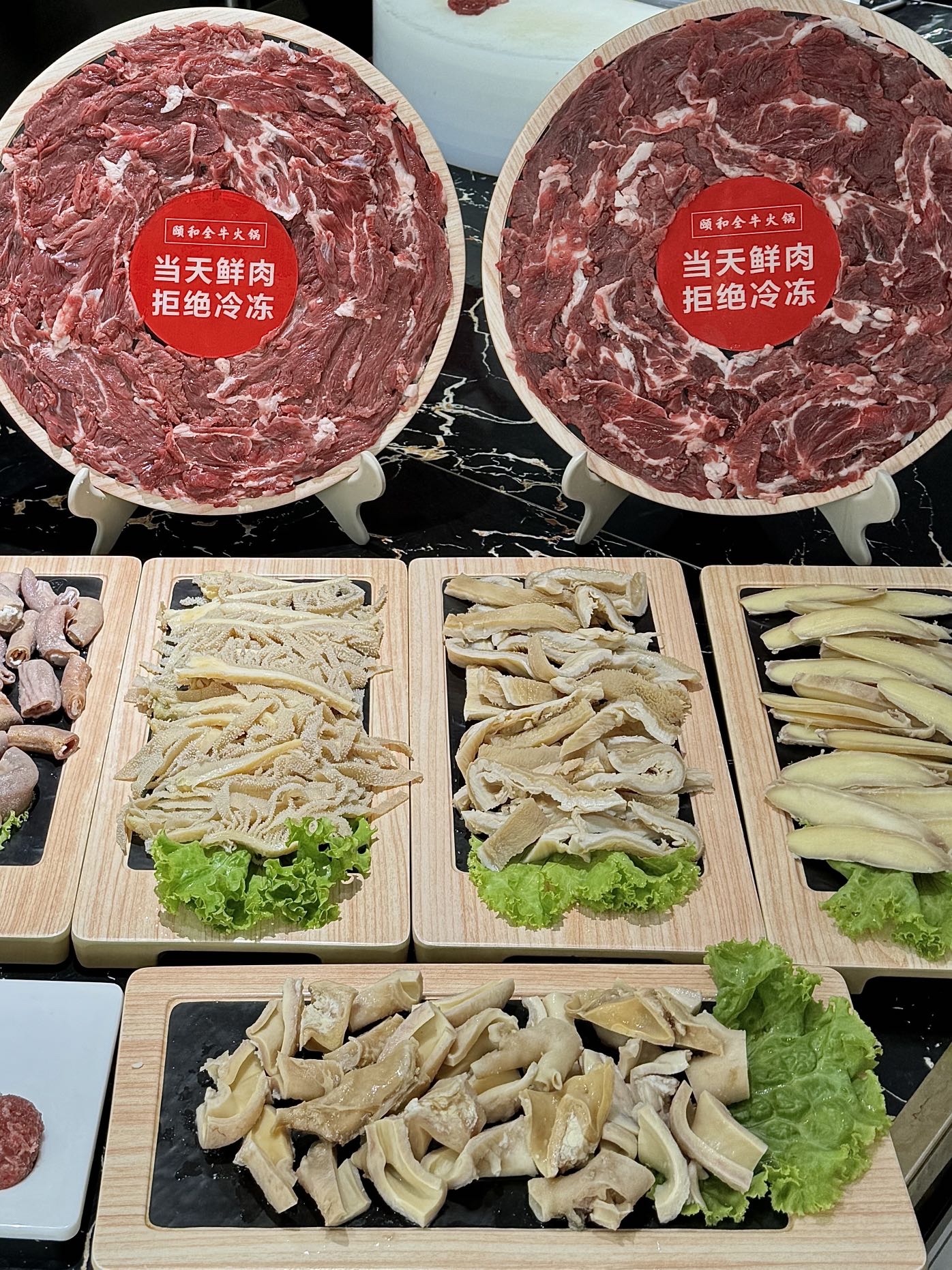 牛肉都是当天鲜肉, 牛肉火锅吃的也是超专业, 牛小肠,牛板筋,牛心管