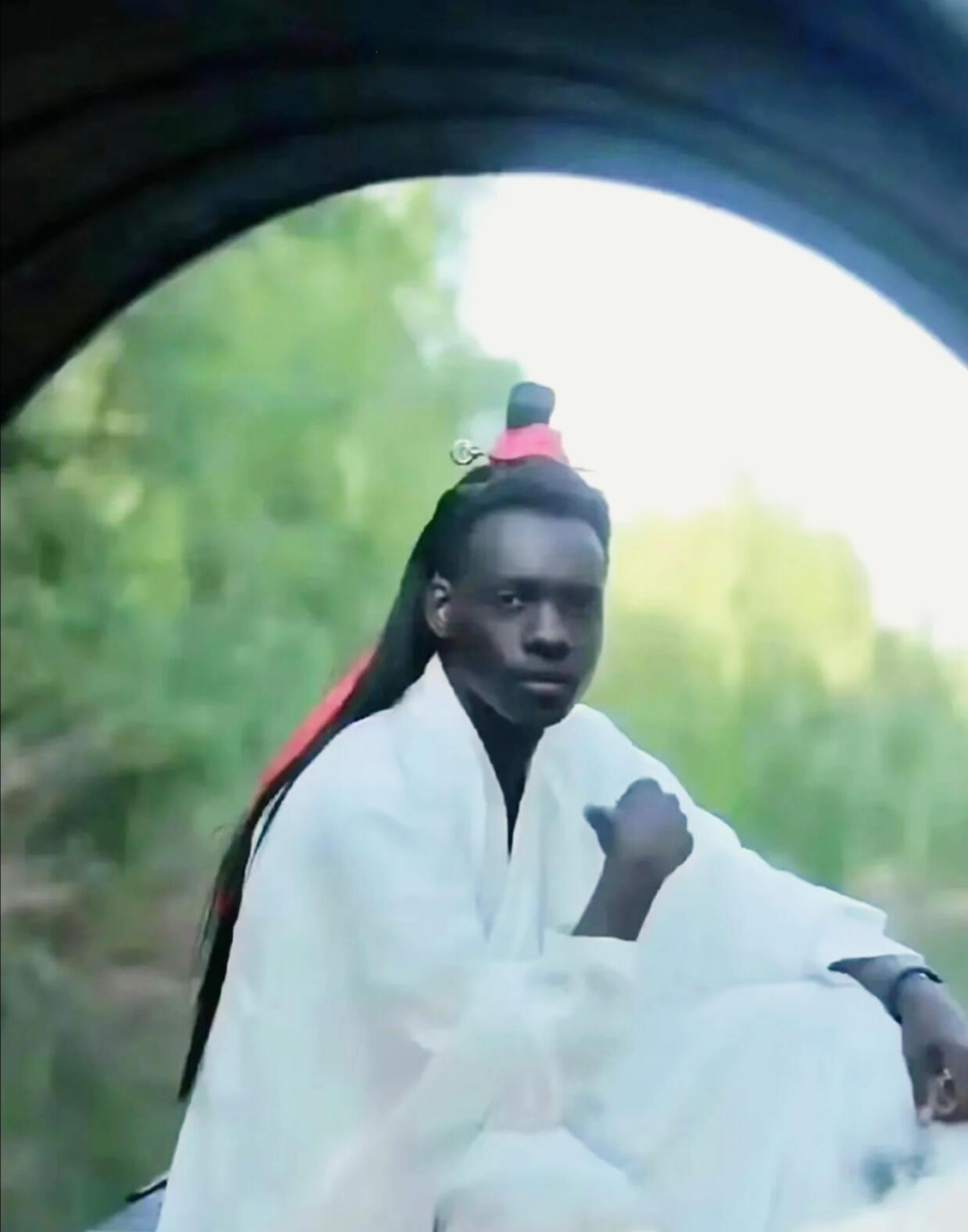 没想到这黑人兄弟穿起古风白衣也很有古人的感觉呢,真的毫无违和感