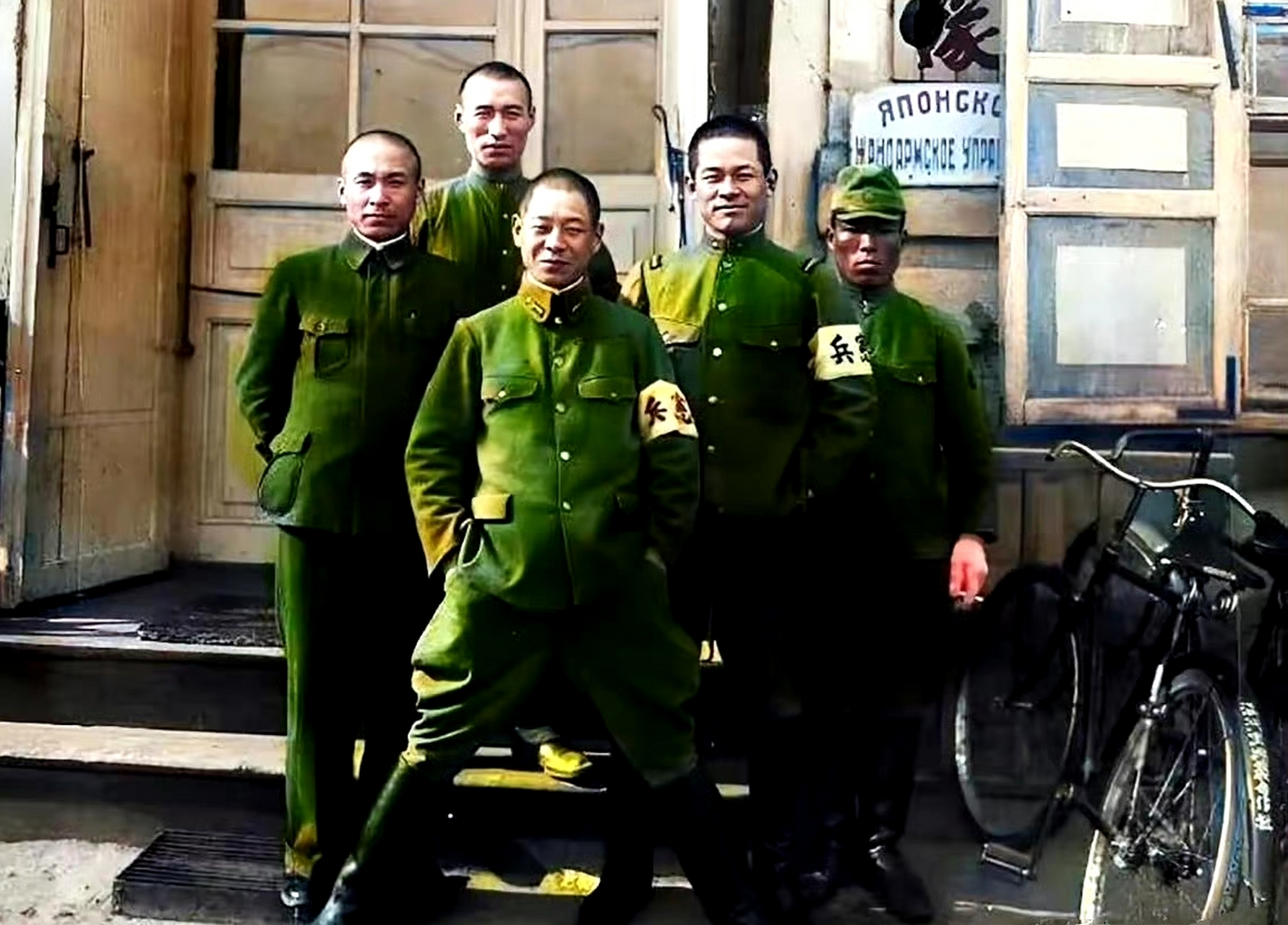 1938年,东北地区日军宪兵队门口,几名日本宪兵的合影照片,其中最前面