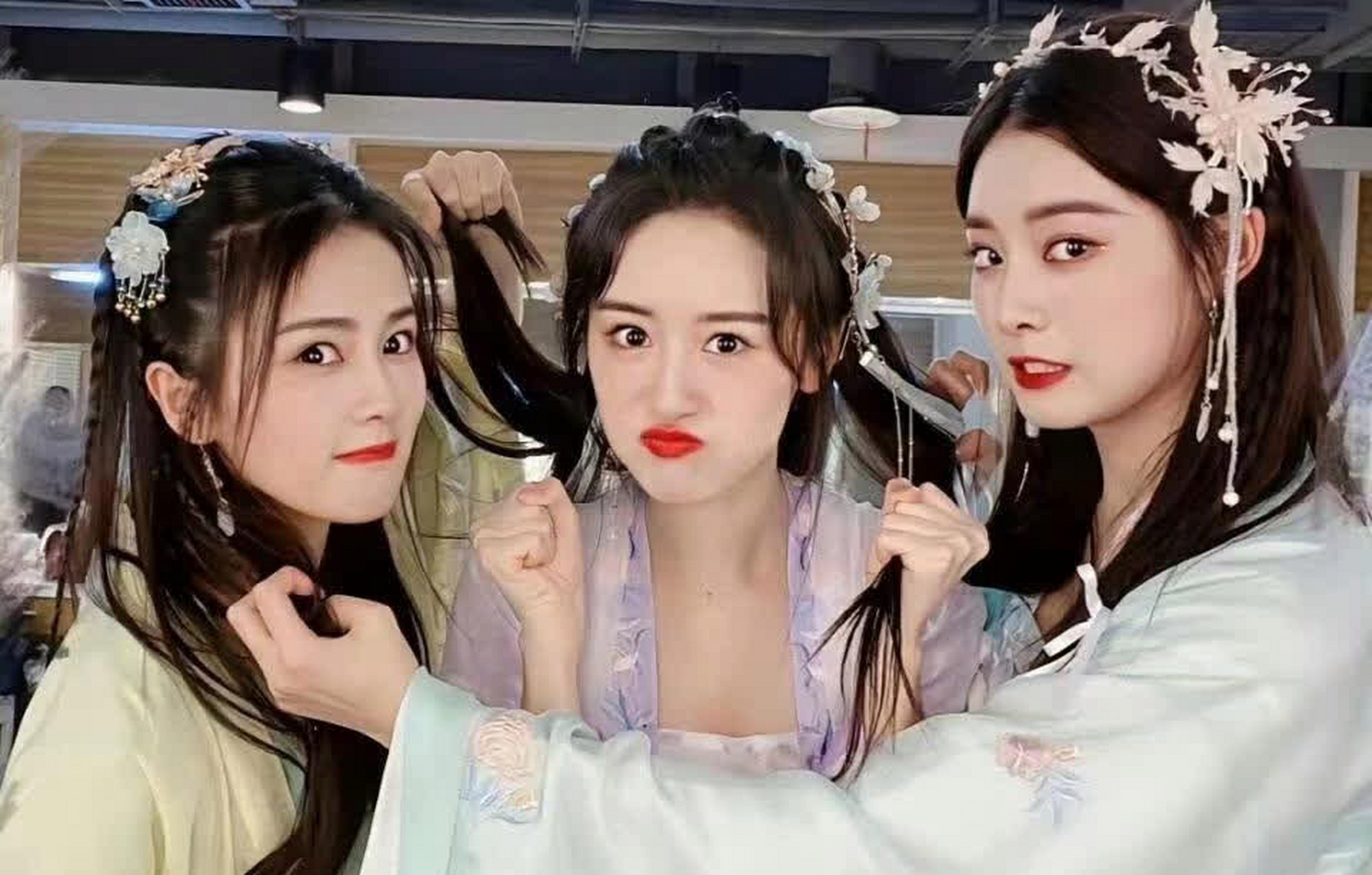 白鹿,袁冰妍,徐艺洋互相抓头发