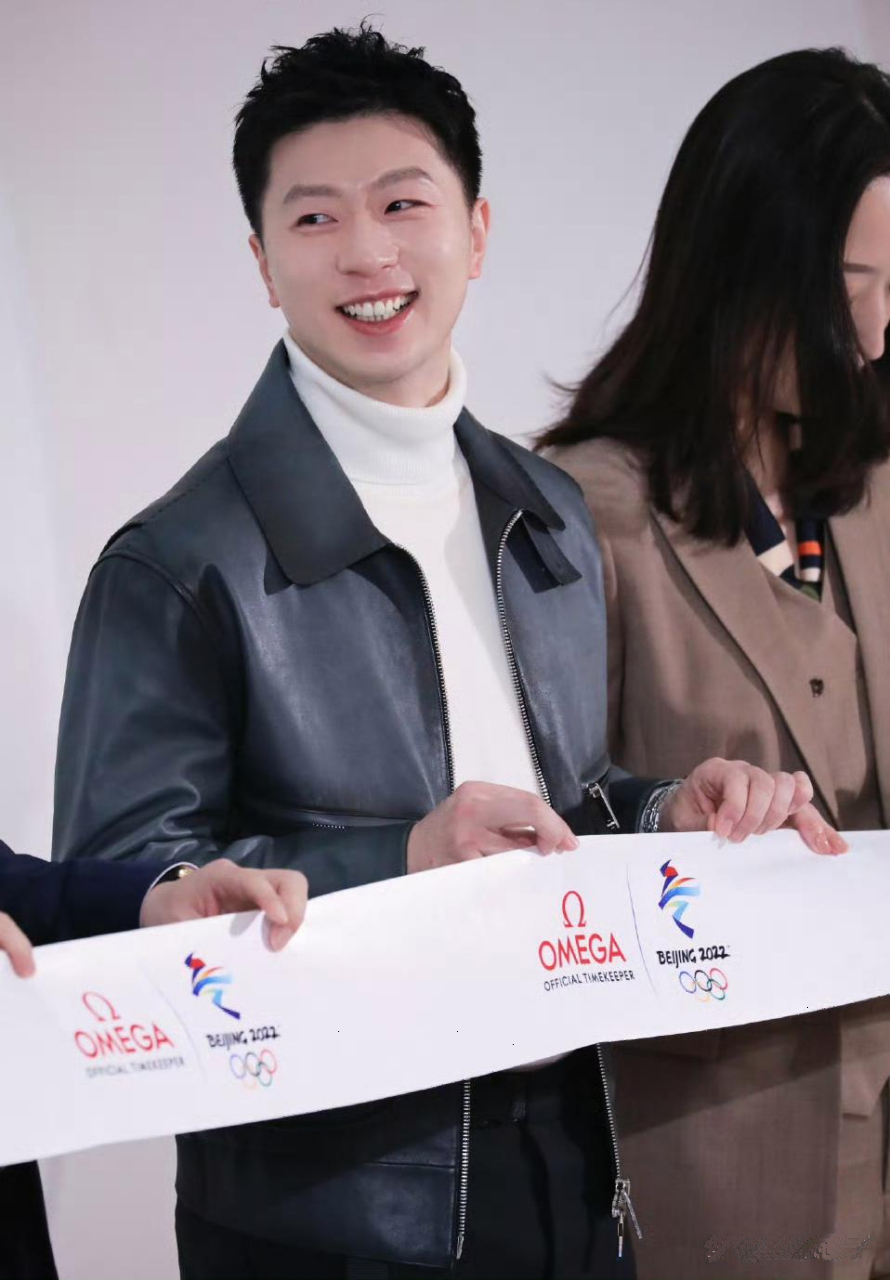 马龙这灿烂的笑容,代表着乐观自信,让人赏心悦目.