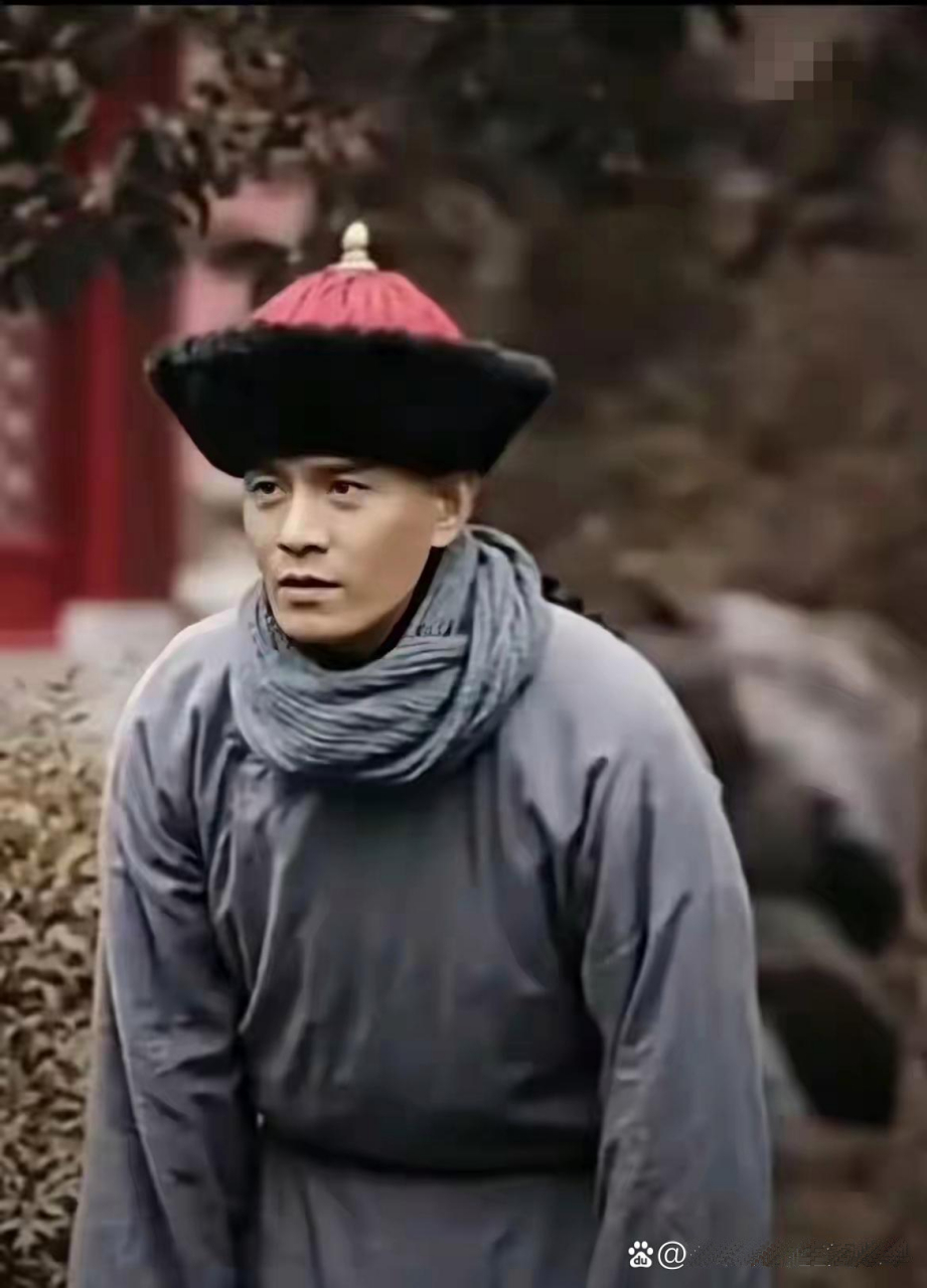 凌云彻变成太监之后,整个人都猥琐了,再看看人家进忠和李玉,齿白唇红