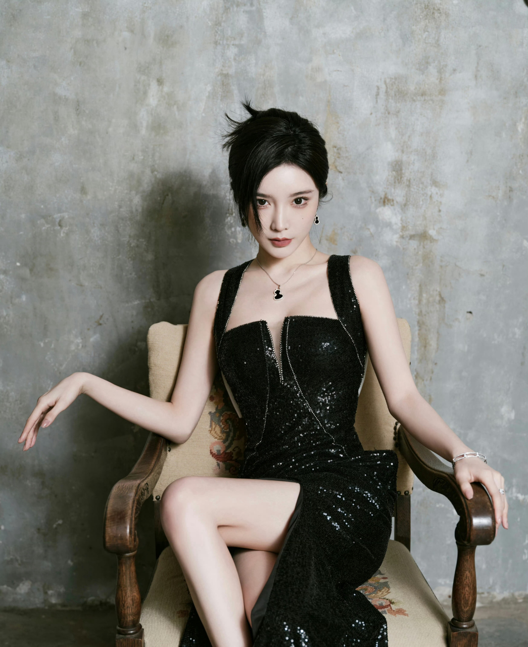 戴燕妮黑色美人鱼,身材真的好辣