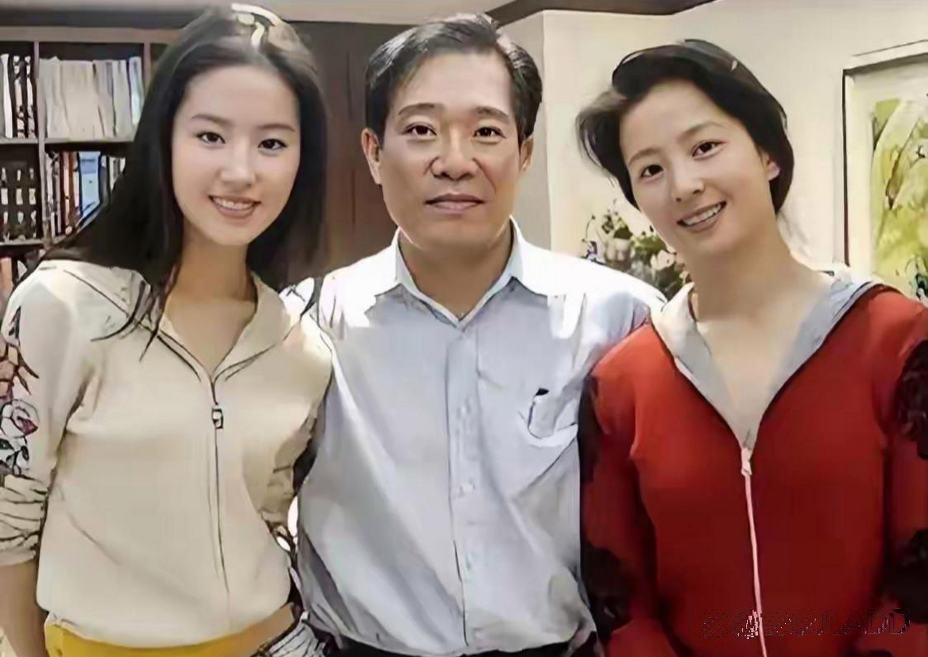 刘亦菲的全家照,真是遗传了爸妈的好模样